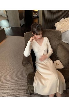 titivate针织连衣裙女新款修身中长款百搭显瘦V领高腰打底毛衣裙